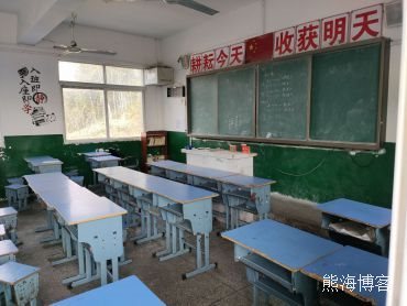 左第一排第二个位置